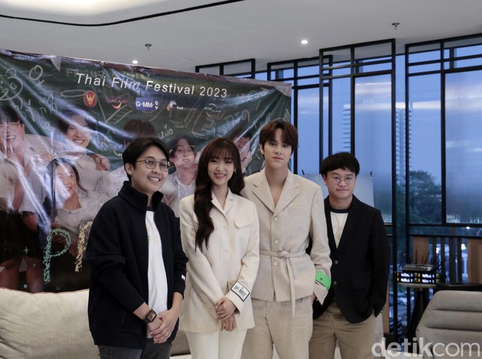 (Kiri ke kanan): Kanittha Kwanyu, Film Rachanun Mahawan, Nanon Korapat Kirdpan, dan Napat Jitweerapat saat menghadiri konferensi pers film Thailand My Precious di Cinepolis Senayan Park, Jakarta Pusat, pada Senin (3/7/2023).