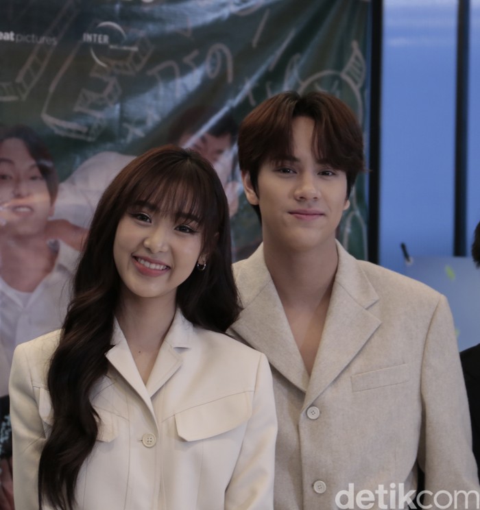 Film Rachanun Mahawan (kiri) dan Nanon Korapat Kirdpan (kanan) saat menghadiri konferensi pers film Thailand My Precious di Cinepolis Senayan Park, Jakarta Pusat, pada Senin (3/7/2023).