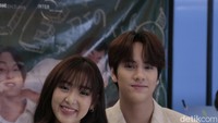 Film (kiri) dan Nanon (kanan) senyum ramah ke kamera detikcom saat sesi foto konferensi pers film GMMTV MY Precious pada Senin (3/7/2023). (Foto: Atmi Ahsani Yusron/detikcom)