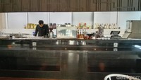 Kencana Lounge adalah restoran berkonsep otentik makanan Indonesia saja. Dulu, tempat ini restoran berkonsep Jepang.