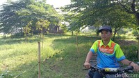 Pekarangan belakang hotel disulap jadi track cukup menantang bagi anak-anak. Jika baru pertama kali naik ATV, traveler akan didampingi staf.