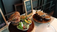 Ini yang kami coba, yakni paru goreng ketumbar, udang bakar saus mangga dan sate ayam. Di Kencana Lounge ada 21 macam menu dan sementara hanya dikeluarkan lima jenis dulu.