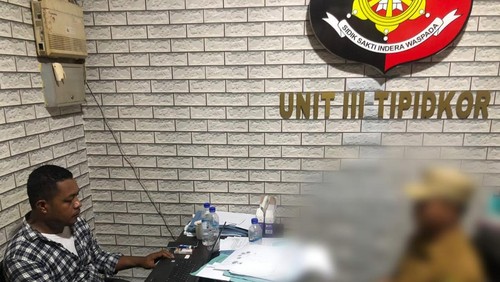 Kepala Desa Golo Bilas di Kabupaten Manggarai Barat, NTT Ahmad Radit menjalani pemeriksaan di ruangan penyidik Tipikor Polres Manggarai Barat usai kena operasi tangkap tangan (OTT) pungli pengurusan surat tanah, Selasa (4/7/2023). (Humas Polres Manggarai Barat)