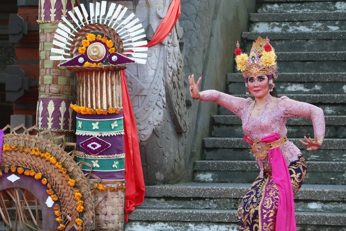 Seorang penari yang merupakan duta seni Kabupaten Bangli menari bersama warga saat Parade Joged Bumbung Tradisi dalam rangkaian Pesta Kesenian Bali (PKB) 2023 di Taman Budaya Bali, Denpasar, Bali, Senin (3/7/2023). Parade Joged Bumbung yang merupakan salah satu dari sembilan tari Bali yang diakui sebagai warisan budaya tak benda oleh UNESCO itu ditampilkan untuk melestarikan kesenian tersebut sekaligus mengenalkannya kepada para wisatawan yang hadir dalam PKB 2023. ANTARA FOTO/Fikri Yusuf/aww.