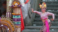 Seorang penari yang merupakan duta seni Kabupaten Bangli menari saat Parade Joged Bumbung Tradisi dalam rangkaian Pesta Kesenian Bali (PKB) 2023 di Taman Budaya Bali, Denpasar, Bali, Senin (3/7/2023).  