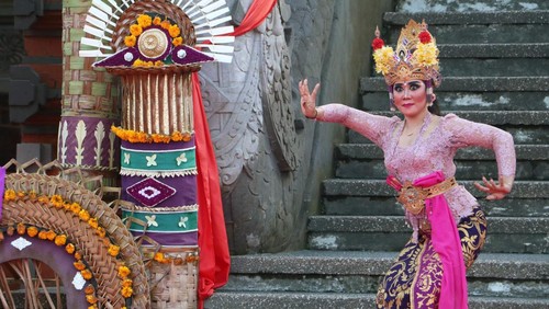 Seorang penari yang merupakan duta seni Kabupaten Bangli menari bersama warga saat Parade Joged Bumbung Tradisi dalam rangkaian Pesta Kesenian Bali (PKB) 2023 di Taman Budaya Bali, Denpasar, Bali, Senin (3/7/2023). Parade Joged Bumbung yang merupakan salah satu dari sembilan tari Bali yang diakui sebagai warisan budaya tak benda oleh UNESCO itu ditampilkan untuk melestarikan kesenian tersebut sekaligus mengenalkannya kepada para wisatawan yang hadir dalam PKB 2023. ANTARA FOTO/Fikri Yusuf/aww.