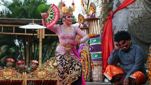 Seorang penari yang merupakan duta seni Kabupaten Bangli menari bersama warga saat Parade Joged Bumbung Tradisi dalam rangkaian Pesta Kesenian Bali (PKB) 2023 di Taman Budaya Bali, Denpasar, Bali, Senin (3/7/2023). Parade Joged Bumbung yang merupakan salah satu dari sembilan tari Bali yang diakui sebagai warisan budaya tak benda oleh UNESCO itu ditampilkan untuk melestarikan kesenian tersebut sekaligus mengenalkannya kepada para wisatawan yang hadir dalam PKB 2023. ANTARA FOTO/Fikri Yusuf/aww.