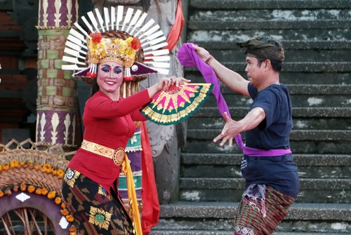Seorang penari yang merupakan duta seni Kabupaten Bangli menari bersama warga saat Parade Joged Bumbung Tradisi dalam rangkaian Pesta Kesenian Bali (PKB) 2023 di Taman Budaya Bali, Denpasar, Bali, Senin (3/7/2023). Parade Joged Bumbung yang merupakan salah satu dari sembilan tari Bali yang diakui sebagai warisan budaya tak benda oleh UNESCO itu ditampilkan untuk melestarikan kesenian tersebut sekaligus mengenalkannya kepada para wisatawan yang hadir dalam PKB 2023. ANTARA FOTO/Fikri Yusuf/aww.