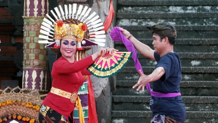 Parade Tari Joged Bumbung di Bali Seorang penari yang merupakan duta seni Kabupaten Bangli menari bersama warga saat Parade Joged Bumbung Tradisi dalam rangkaian Pesta Kesenian Bali (PKB) 2023 di Taman Budaya Bali, Denpasar, Bali, Senin (3/7/2023). Parade Joged Bumbung yang merupakan salah satu dari sembilan tari Bali yang diakui sebagai warisan budaya tak benda oleh UNESCO itu ditampilkan untuk melestarikan kesenian tersebut sekaligus mengenalkannya kepada para wisatawan yang hadir dalam PKB 2023. ANTARA FOTO/Fikri Yusuf/aww.