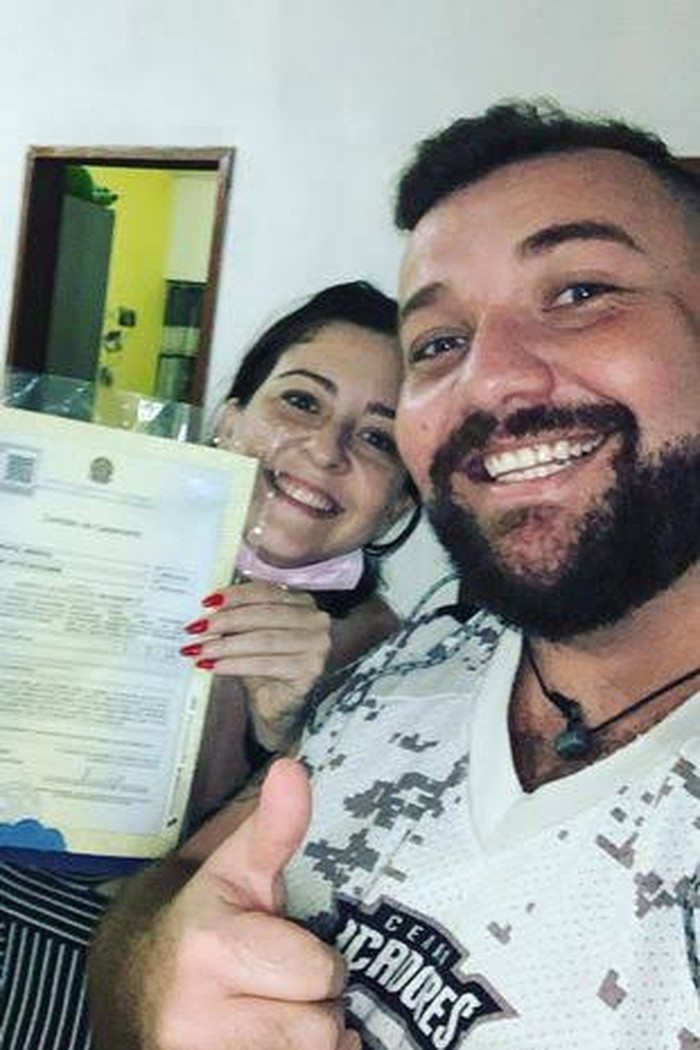 Pasangan ini merayakan perceraian