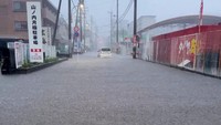 Mobil mogok akibat menerobos banjir. 