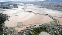 Banjir merendam permukiman dan persawahan di prefektur Kumamoto, Jepang, Senin (3/7/2023) waktu setempat. Mandatory credit Kyodo via Reuters. 