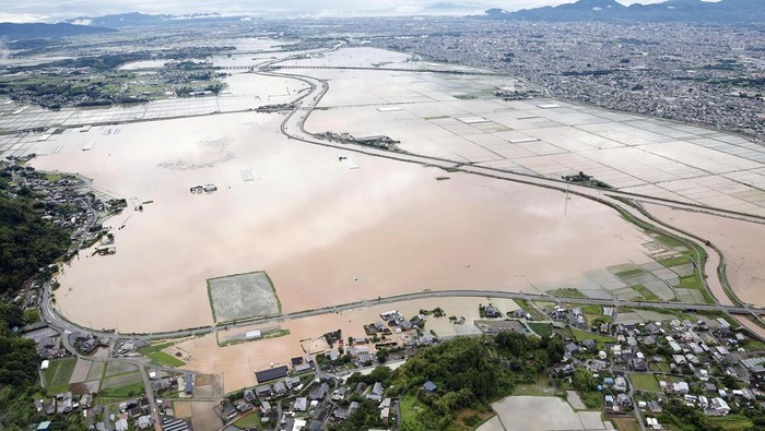 Penampakan Banjir Rendam Jepang Banjir merendam prefektur Kumamoto, Jepang, Senin (3/7/2023) waktu setempat. Banjir disebabkan oleh hujan lebat yang mengguyur wilayah tersebut.