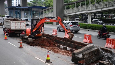 Pembatas Jalan di Jalan Rasuna Said Kuningan Dibongkar, Ada Apa?