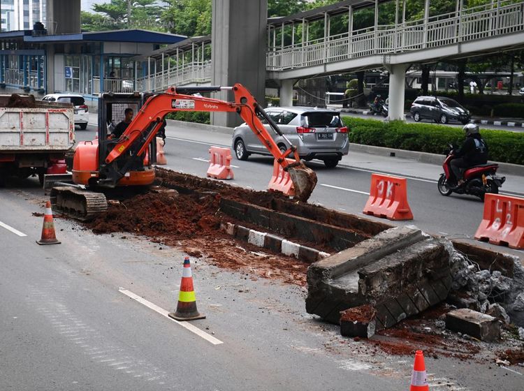 Pembatas Jalan di Jalan Rasuna Said Kuningan Dibongkar, Ada Apa?