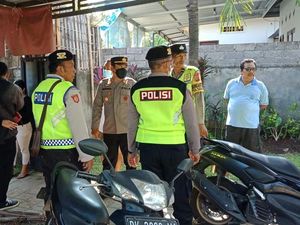 Tinggal Sendirian, Pria Ditemukan Tewas Membusuk di Pintu Rumah