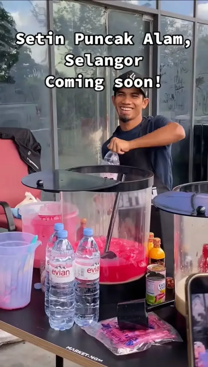 Penjual minuman kaki lima pakai air mineral merek Evian