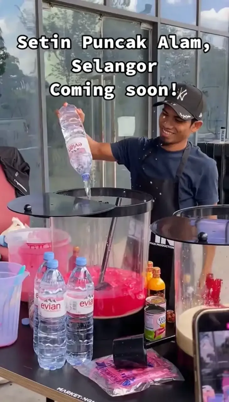 Penjual minuman kaki lima pakai air mineral merek Evian