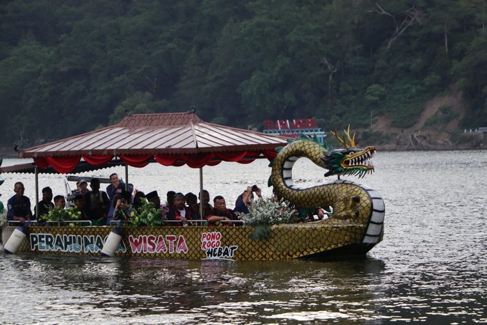 Perahu Naga Wisata Telaga Ngebel