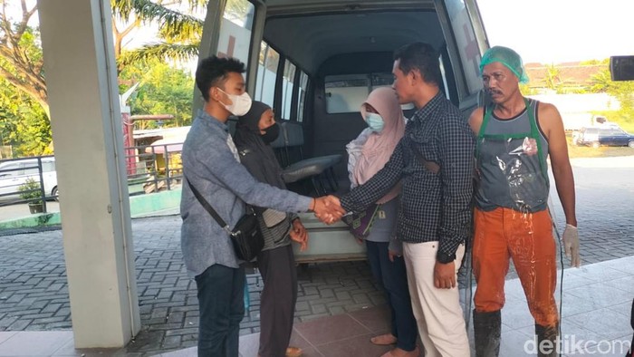 Perempuan asal Magetan usai melihat mayat terbungkus karpet di RSUD dr Soeroto, Ngawi.