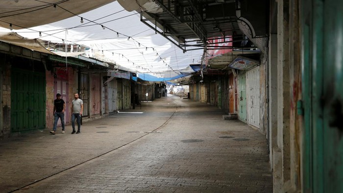Pertokoan di kawasan Hebron, Palestina tutup serentak. Hal ini dikarenakan ada pemogokan massal selama operasi militer Israel.