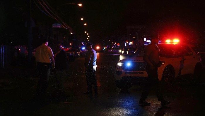 Polisi berjaga di sekitar lokasi penembakan maut di Philadelphia, AS (Yong Kim/The Philadelphia Inquirer via AP)