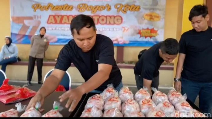Polresta Bogor Kota menggelar pasar murah ayam potong.
