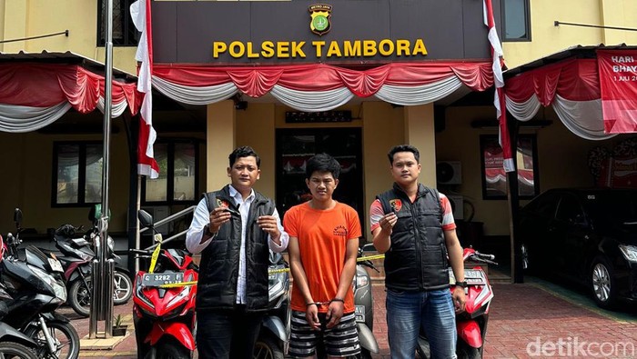 Polsek Tambora menembak begal yang meresahkan. Dalam satu hari, pelaku bisa menggasak sampai 5 unit motor