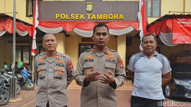 Polsek Tambora menembak begal yang meresahkan. Dalam satu hari, pelaku bisa menggasak sampai 5 unit motor