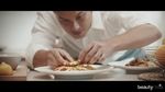 Pose Keren Nicholas Saputra Saat Masak dan Kulineran Enak