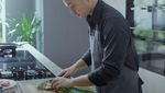 Pose Keren Nicholas Saputra Saat Masak dan Kulineran Enak