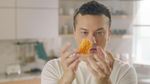 Pose Keren Nicholas Saputra Saat Masak dan Kulineran Enak