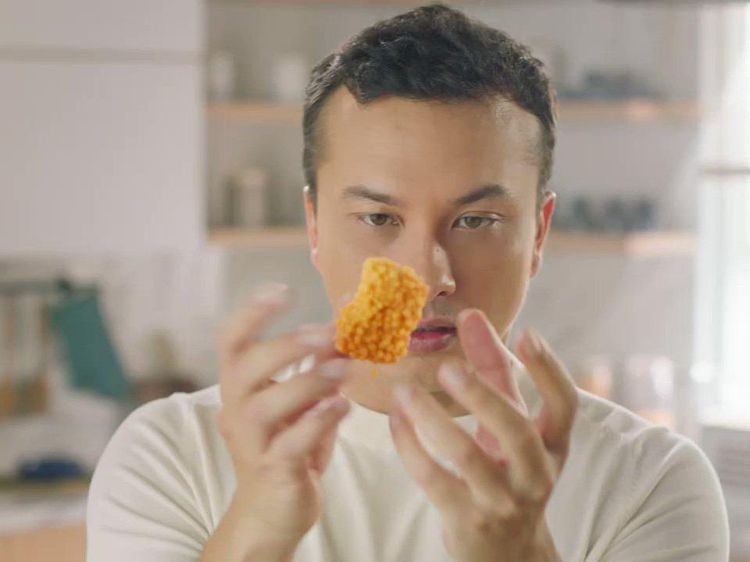 Pose Keren Nicholas Saputra Saat Masak dan Kulineran Enak