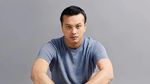 Pose Keren Nicholas Saputra Saat Masak dan Kulineran Enak