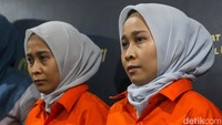 Polisi akhirnya menangkap si kembar Rihana dan Rihani, tersangka dugaan penipuan jual beli iPhone dengan kerugian Rp 35 miliar. Keduanya kini berbaju tahanan. Keduanya ditangkap usai 22 hari menjadi buron. Sejauh ini Polda Metro Jaya dan jajaran polres menerima 17 laporan dugaan penipuan oleh Rihana dan Rihani. Grandyos Zafna/detikcom