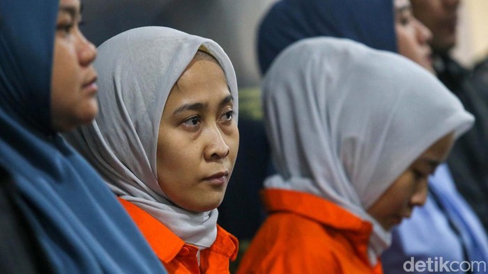 Polisi menangkap si kembar Rihana dan Rihani, tersangka dugaan penipuan jual beli iPhone dengan kerugian Rp 35 miliar. Keduanya kini berbaju tahanan.