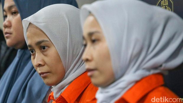 Polisi menangkap si kembar Rihana dan Rihani, tersangka dugaan penipuan jual beli iPhone dengan kerugian Rp 35 miliar. Keduanya kini berbaju tahanan.