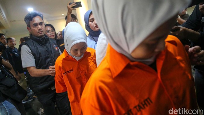 Polisi menangkap si kembar Rihana dan Rihani, tersangka dugaan penipuan jual beli iPhone dengan kerugian Rp 35 miliar. Keduanya kini berbaju tahanan.