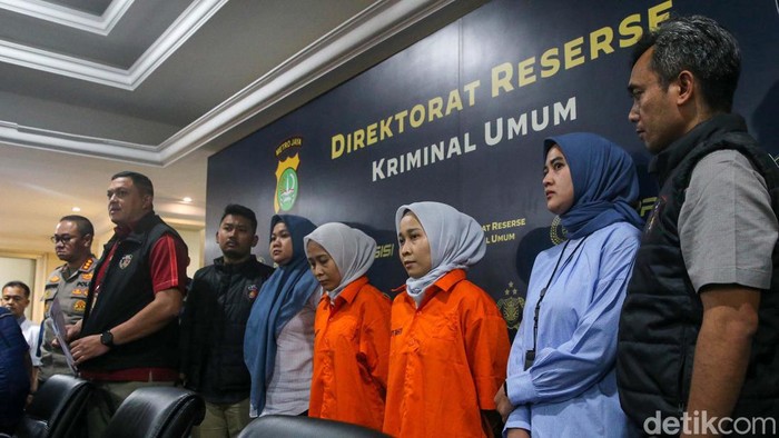 Polisi menangkap si kembar Rihana dan Rihani, tersangka dugaan penipuan jual beli iPhone dengan kerugian Rp 35 miliar. Keduanya kini berbaju tahanan.