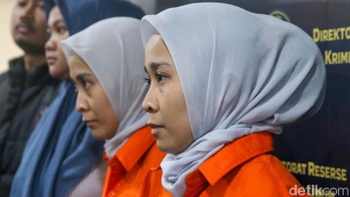 Polisi menangkap si kembar Rihana dan Rihani, tersangka dugaan penipuan jual beli iPhone dengan kerugian Rp 35 miliar. Keduanya kini berbaju tahanan.