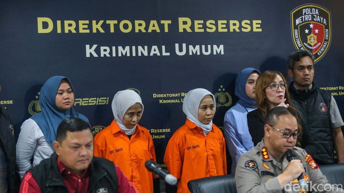 Polisi menangkap si kembar Rihana dan Rihani, tersangka dugaan penipuan jual beli iPhone dengan kerugian Rp 35 miliar. Keduanya kini berbaju tahanan.