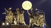 Bulan super terbit di belakang monumen era Soviet untuk pembela Leningrad, sekarang St. Petersburg, dalam Perang Dunia II, di St. Petersburg, Rusia. Buck Moon ternyata menjadi supermoon pertama dan terkecil dari sisa fenomena itu di tahun 2023. Supermoon selanjutnya akan berlangsung pada tanggal 1 Agustus, 30 Agustus dan 29 September yang diperkirakan akan lebih besar. AP/Dmitri Lovetsky.