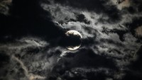 Bulan super menyinari awan di Srinagar, Kashmir yang dikuasai India. Pada waktu itu, bumi akan sepenuhnya diterangi oleh matahari dan terlihat paling baik ketika bulan akan terbit pada malam sebelumnya. AP/Mukhtar Khan.