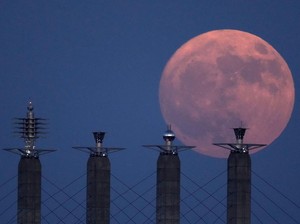 Dampak Supermoon Timbulkan Banjir Rob di Pesisir Jatim hingga 2 Hari ke Depan