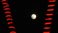 Fenomena bulan purnama penuh (Supermoon) terlihat di Banda Aceh, Aceh. Pada dasarnya, bulan purnama mencerminkan posisi Matahari di siang hari. Saat matahari berada di titik paling tinggi di langit siang bumi belahan utara, bulan purnama akan berada pada titik terendahnya. Kebalikannya terjadi di bulan Desember. Kala itu bulan berada di titik tertinggi pada malam hari bahkan terjadi di atas garis khatulistiwa. ANTARA FOTO/Ampelsa.