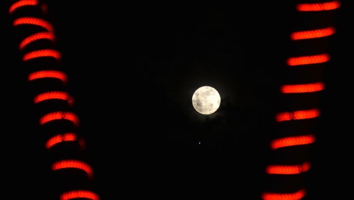 Fenomena bulan purnama penuh (Supermoon) terlihat  di Banda Aceh, Aceh, Senin (3/7/2023). Menurut Badan Riset dan Inovasi Nasional (BRIN) fenomena supermoon di awal Juli tahun 2023 iterjadi ketika bulan purnama berada pada jarak terdekat dengan Bumi tampak 30 persen lebih terang dan 14 persen lebih besar dari biasanya dan pada tahun 2023 juga akan terjadi supermoon berikutnya pada 1 Agustus 2023, 31 Agustus 2023 dan 29 September 2023. ANTARA FOTO/Ampelsa/aww.