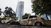 Tidak hanya merusak toko, mobil-mobil pun turut jadi korban kerusuhan tersebut. REUTERS/Yves Herman  