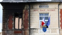 Pemandangan balai kota Persan, yang sebagian terbakar selama bentrokan. Kerusuhan itu berdampak pada rencana kunjungan Macron ke Jerman. REUTERS/Yves Herman