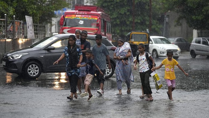 Potret Warga India Ditengah Musim Hujan India dilanda musim hujan. Musim hujan berlangsung dari Juni hingga September. Begini potret warganya.