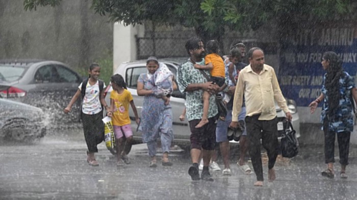 India dilanda musim hujan. Musim hujan berlangsung dari Juni hingga September. Begini potret warganya.